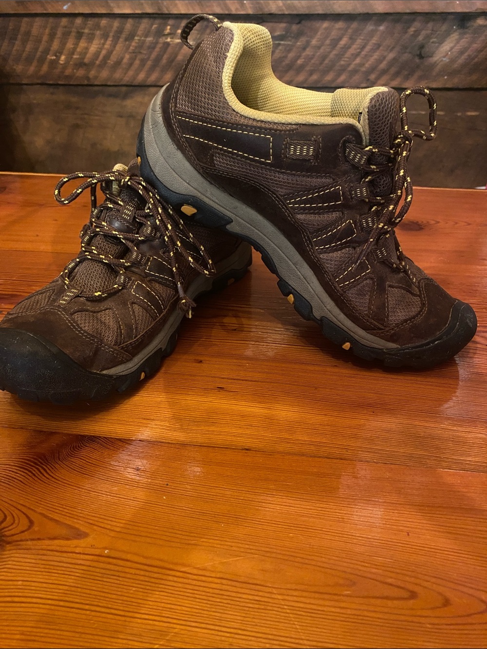 Keen womens 9 Brown and Yellow hiking Sneakers